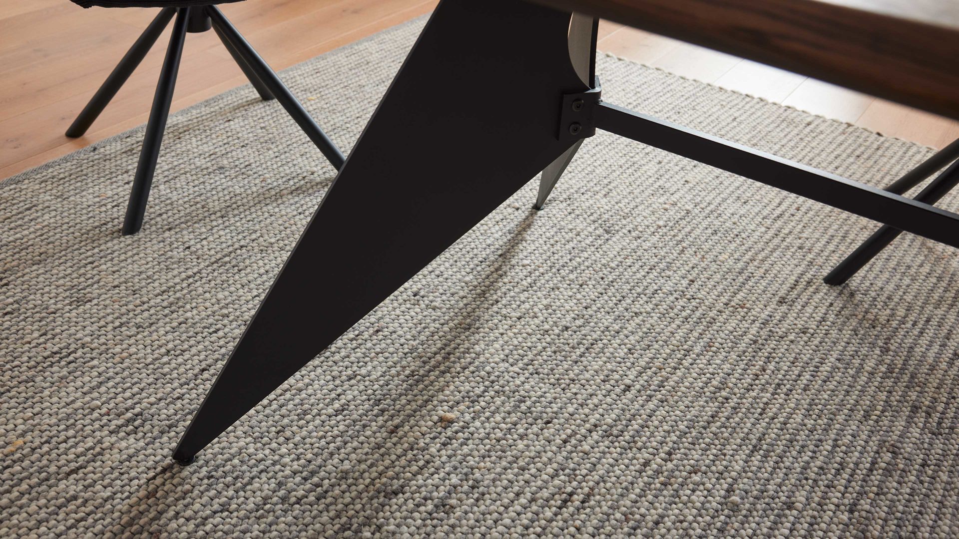 Esstisch Interliving aus Holz in Holzfarben Dunkel Interliving Esszimmer Serie 5116 – Esstisch Mooreiche & schwarzer Stahl - ca. 180 x 100 cm