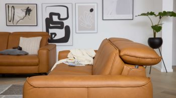 Dreisitzer Interliving aus Leder in Hellbraun Interliving Sofa Serie 4061 - Dreisitzer 3KV parkettfarbenes Leder Torro & schwarze Metallfüße - Länge ca. 218 cm