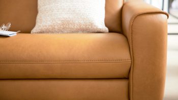 Dreisitzer Interliving aus Leder in Hellbraun Interliving Sofa Serie 4061 - Dreisitzer 3KV parkettfarbenes Leder Torro & schwarze Metallfüße - Länge ca. 218 cm