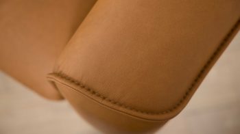 Dreisitzer Interliving aus Leder in Hellbraun Interliving Sofa Serie 4061 - Dreisitzer 3KV parkettfarbenes Leder Torro & schwarze Metallfüße - Länge ca. 218 cm