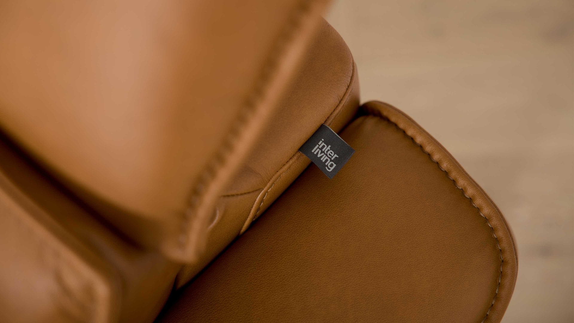 Dreisitzer Interliving aus Leder in Hellbraun Interliving Sofa Serie 4061 - Dreisitzer 3KV parkettfarbenes Leder Torro & schwarze Metallfüße - Länge ca. 218 cm