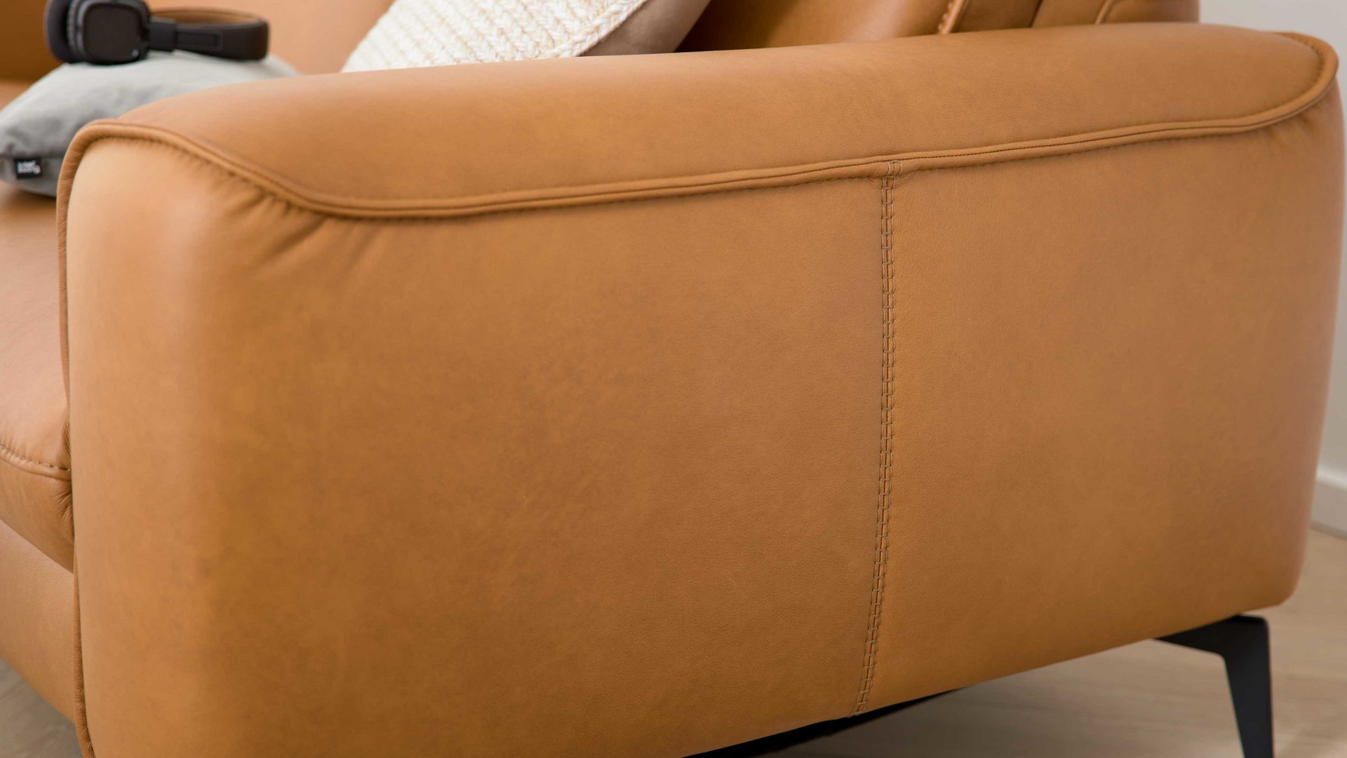 Dreisitzer Interliving aus Leder in Hellbraun Interliving Sofa Serie 4061 - Dreisitzer 3KV parkettfarbenes Leder Torro & schwarze Metallfüße - Länge ca. 218 cm