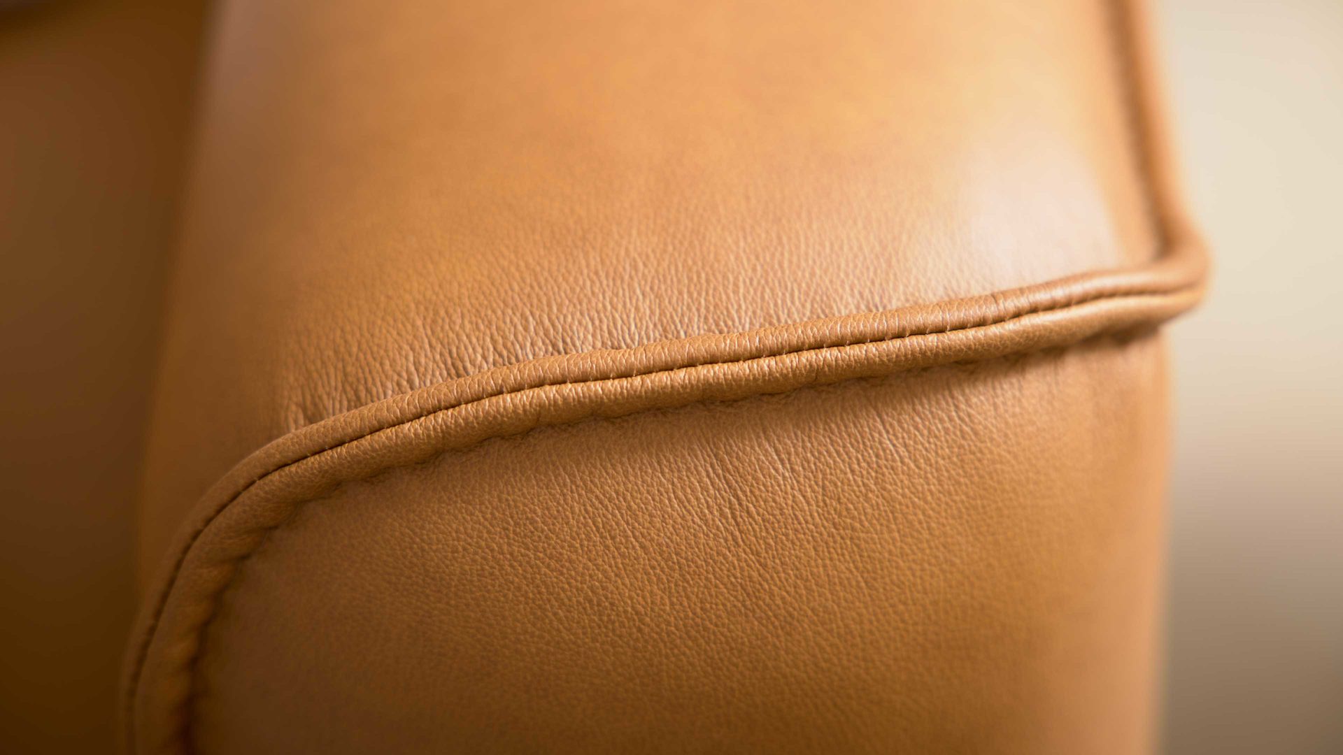 Dreisitzer Interliving aus Leder in Hellbraun Interliving Sofa Serie 4061 - Dreisitzer 3KV parkettfarbenes Leder Torro & schwarze Metallfüße - Länge ca. 218 cm