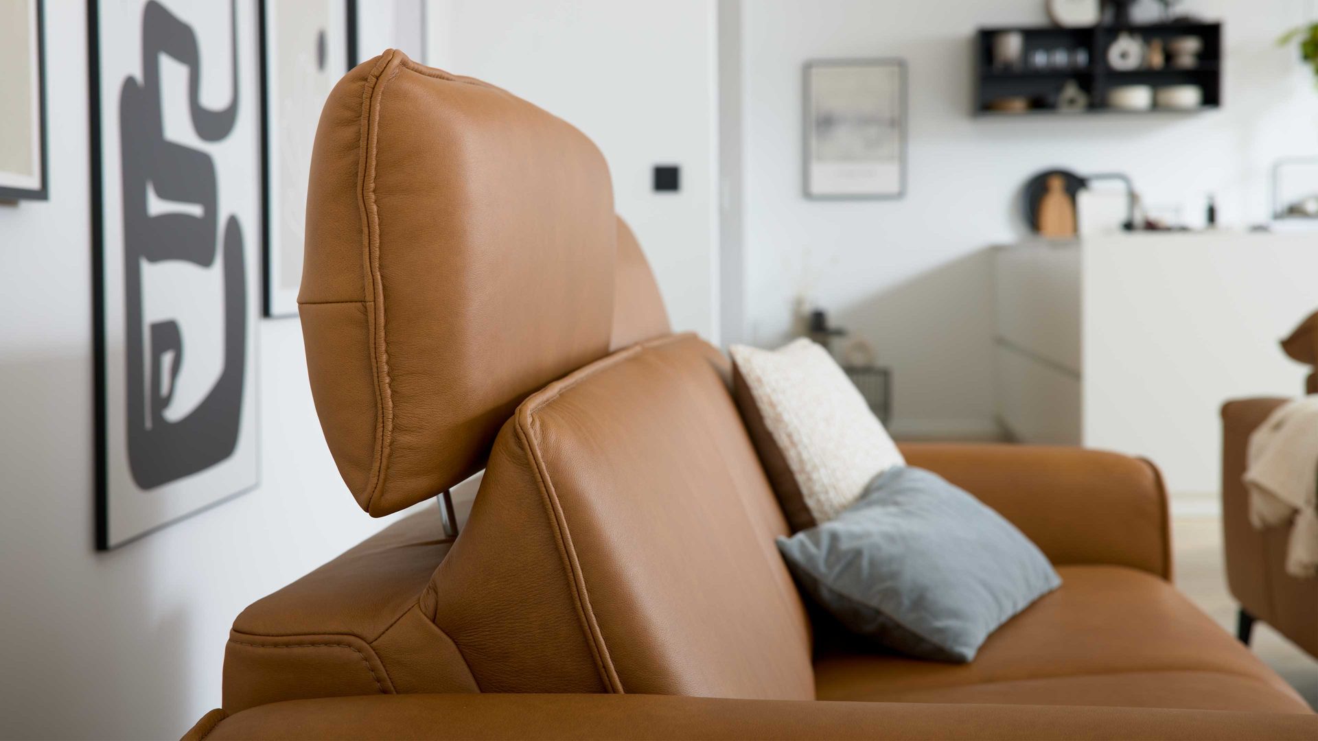 Dreisitzer Interliving aus Leder in Hellbraun Interliving Sofa Serie 4061 - Dreisitzer 3KV parkettfarbenes Leder Torro & schwarze Metallfüße - Länge ca. 218 cm