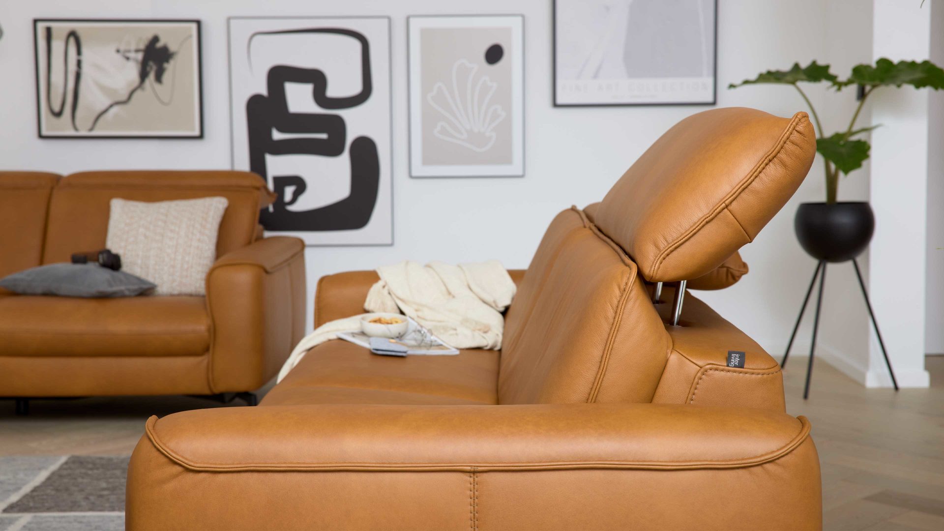 Dreisitzer Interliving aus Leder in Hellbraun Interliving Sofa Serie 4061 - Dreisitzer 3KV parkettfarbenes Leder Torro & schwarze Metallfüße - Länge ca. 218 cm