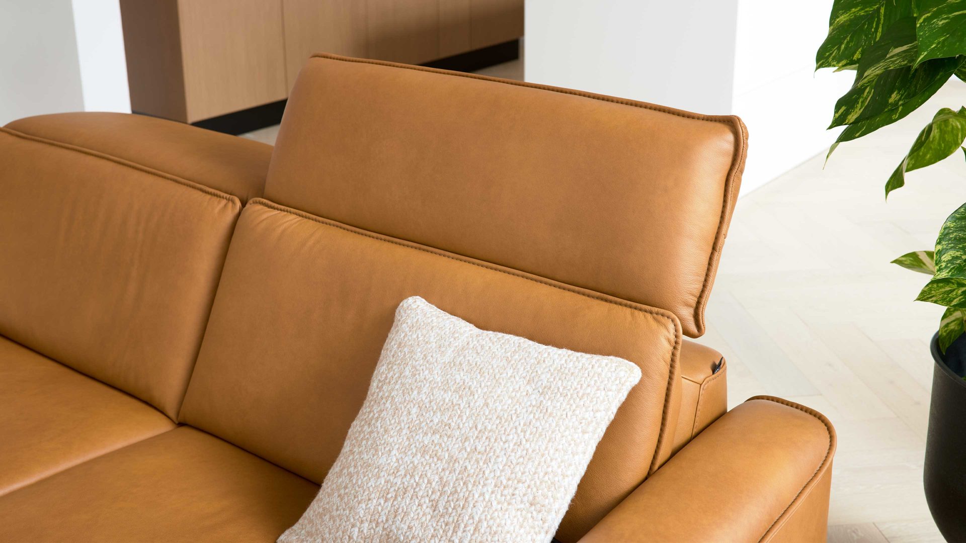 Dreisitzer Interliving aus Leder in Hellbraun Interliving Sofa Serie 4061 - Dreisitzer 3KV parkettfarbenes Leder Torro & schwarze Metallfüße - Länge ca. 218 cm