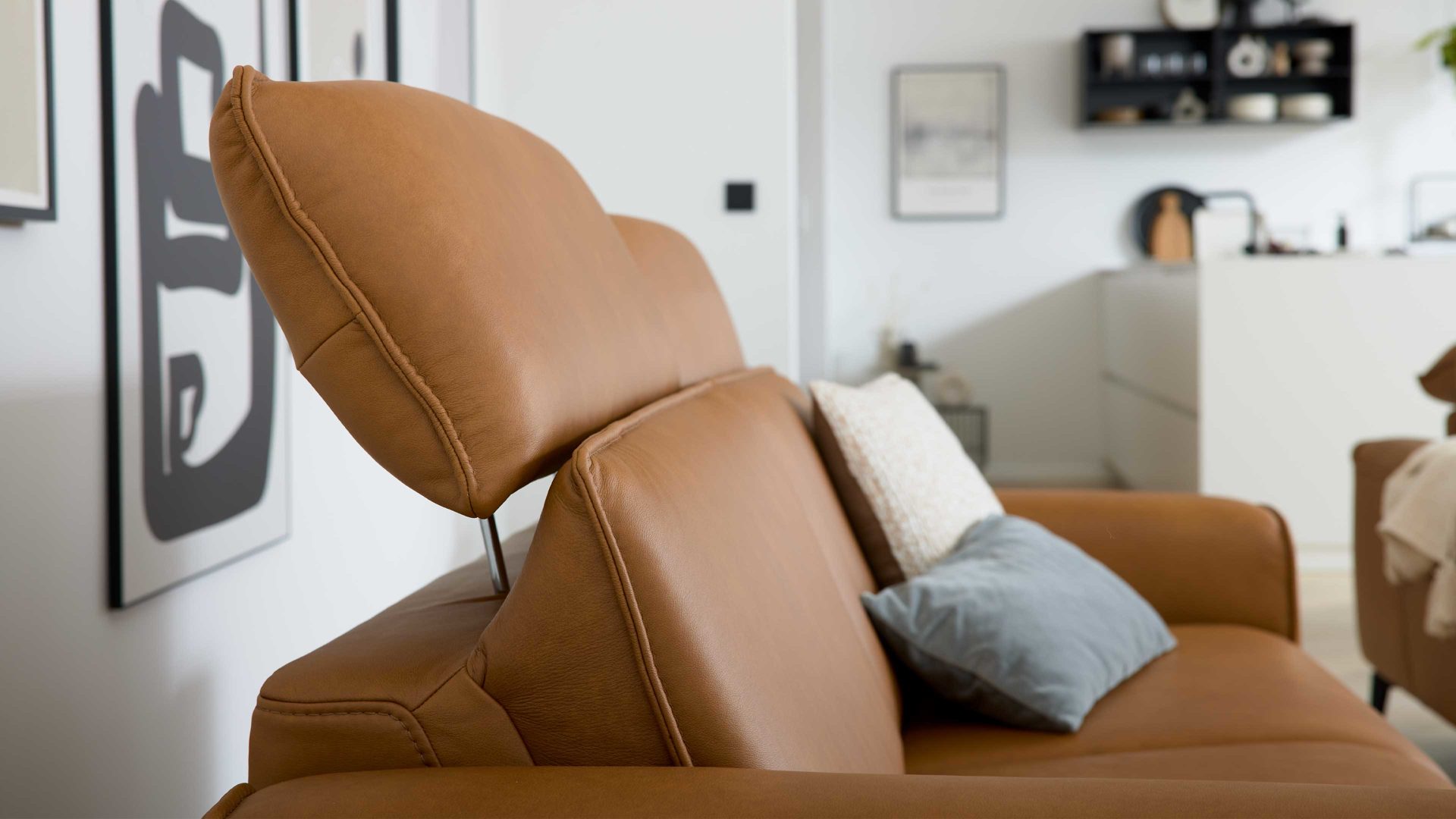 Dreisitzer Interliving aus Leder in Hellbraun Interliving Sofa Serie 4061 - Dreisitzer 3KV parkettfarbenes Leder Torro & schwarze Metallfüße - Länge ca. 218 cm