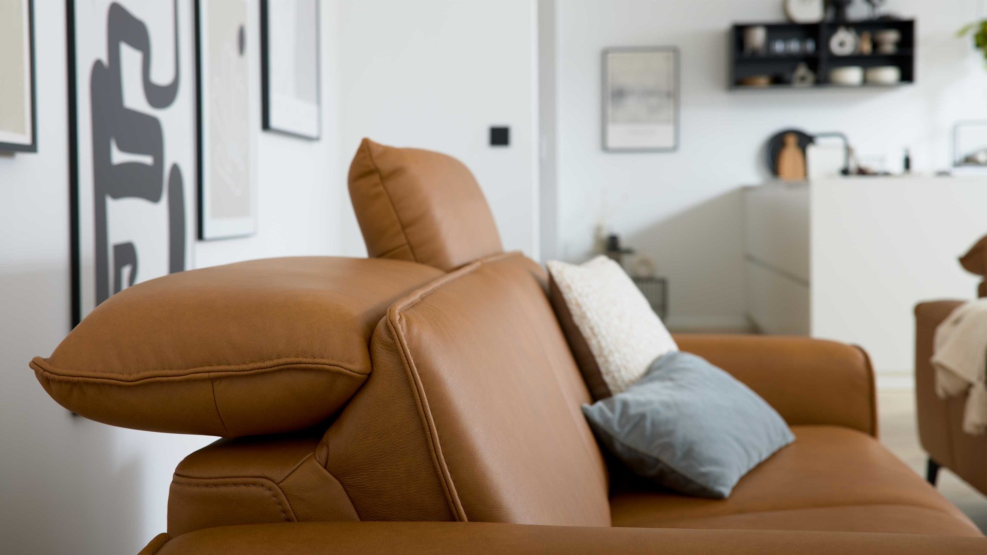 Dreisitzer Interliving aus Leder in Hellbraun Interliving Sofa Serie 4061 - Dreisitzer 3KV parkettfarbenes Leder Torro & schwarze Metallfüße - Länge ca. 218 cm