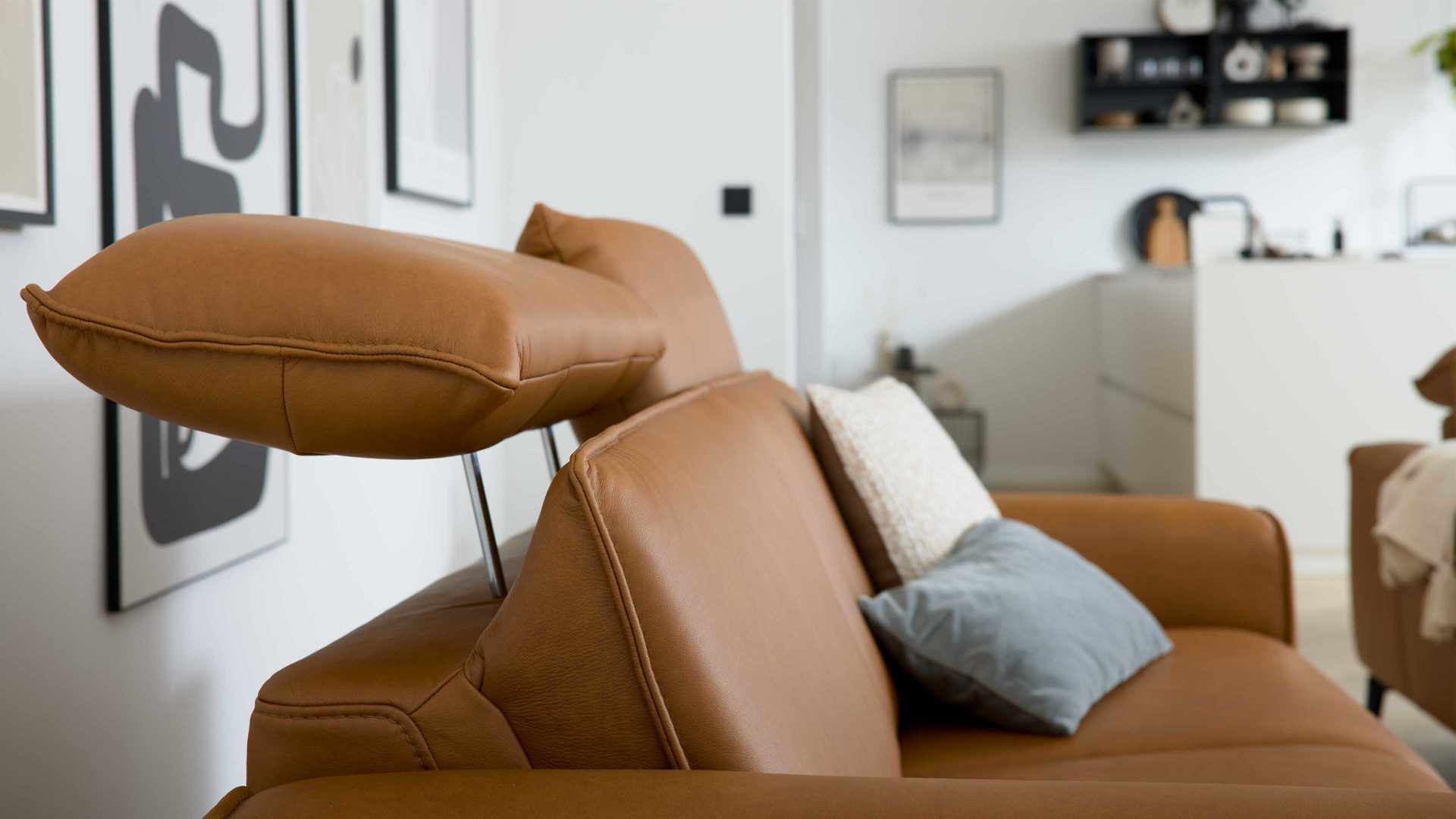 Dreisitzer Interliving aus Leder in Hellbraun Interliving Sofa Serie 4061 - Dreisitzer 3KV parkettfarbenes Leder Torro & schwarze Metallfüße - Länge ca. 218 cm