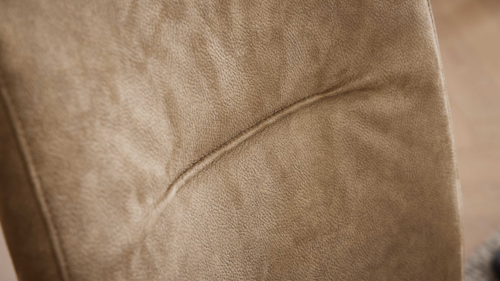 Schwingstuhl Interliving aus Stoff in Beige Interliving Esszimmer Serie 5604 - Schwingstuhl V279 papyrusfarbener Bezug Hanoy & anthrazitfarbenes Metall