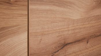 Vitrine Interliving aus Holz in Holzfarben Interliving Esszimmer Serie 5604 - Vitrine V745-0300R Eiche rustico - drei Türen, zwei Schubladen