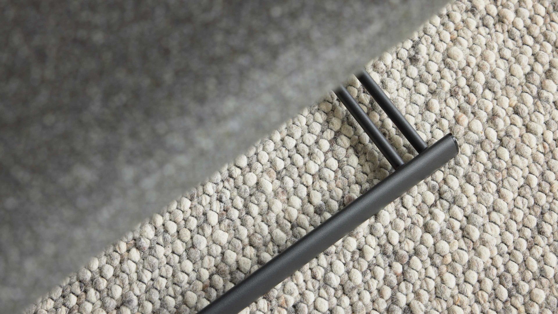 Schwingstuhl Interliving aus Stoff in Grau Interliving Esszimmer Serie 5119 - Schwingstuhl olivfarbener Bezug Havanna & anthrazitfarbenes Metall