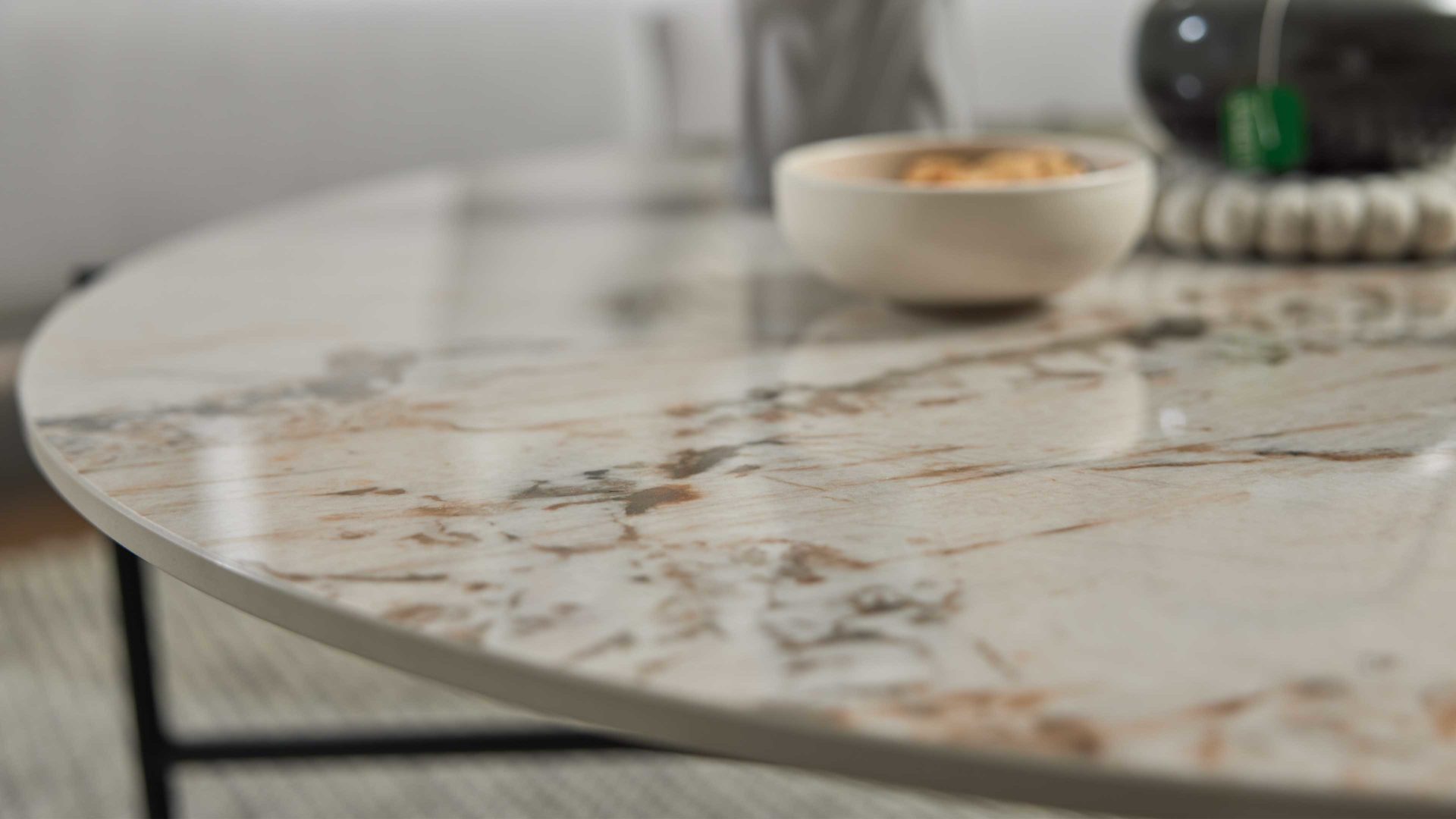 Couchtisch Interliving aus Keramik in Weiß Interliving Couchtisch Serie 6221 marmorfarbene Keramik Calcatta & schwarzer Stahl - Durchmesser ca. 94 cm