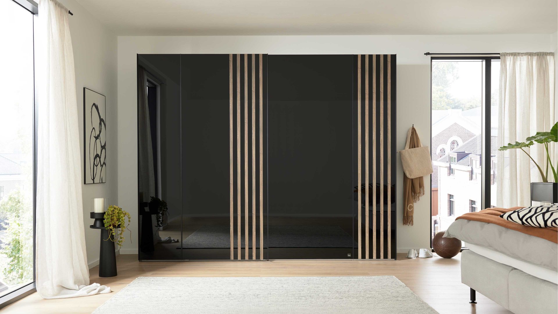 Kleiderschrank Interliving aus Holz in Schwarz Interliving Kleiderschrank Serie 1208 - Schwebetürenschrank Schwarzglas & Atlantic Eiche - zwei Türen, Breite ca. 298 cm