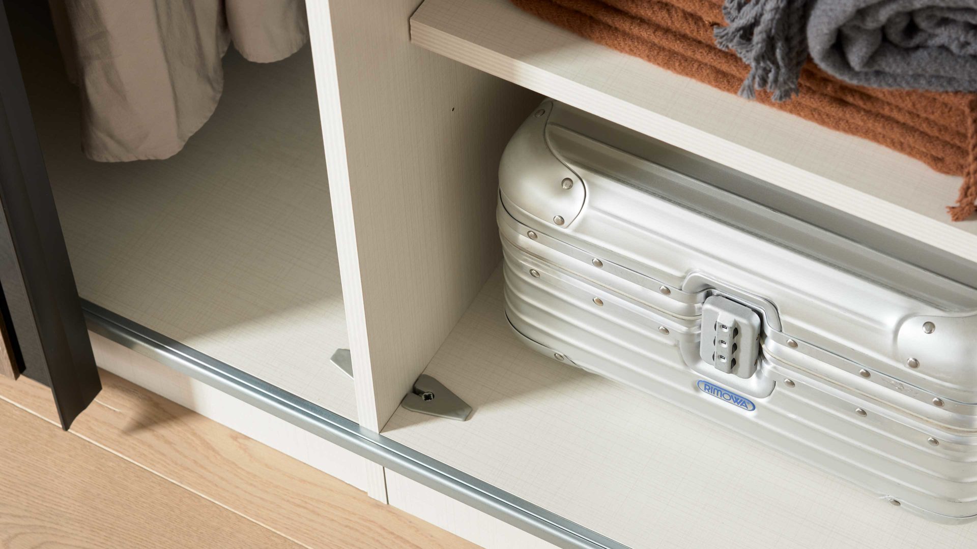 Kleiderschrank Interliving aus Holz in Schwarz Interliving Kleiderschrank Serie 1208 - Schwebetürenschrank 98431 Schwarzglas & Atlantic Eiche - zwei Türen, Breite ca. 270 cm