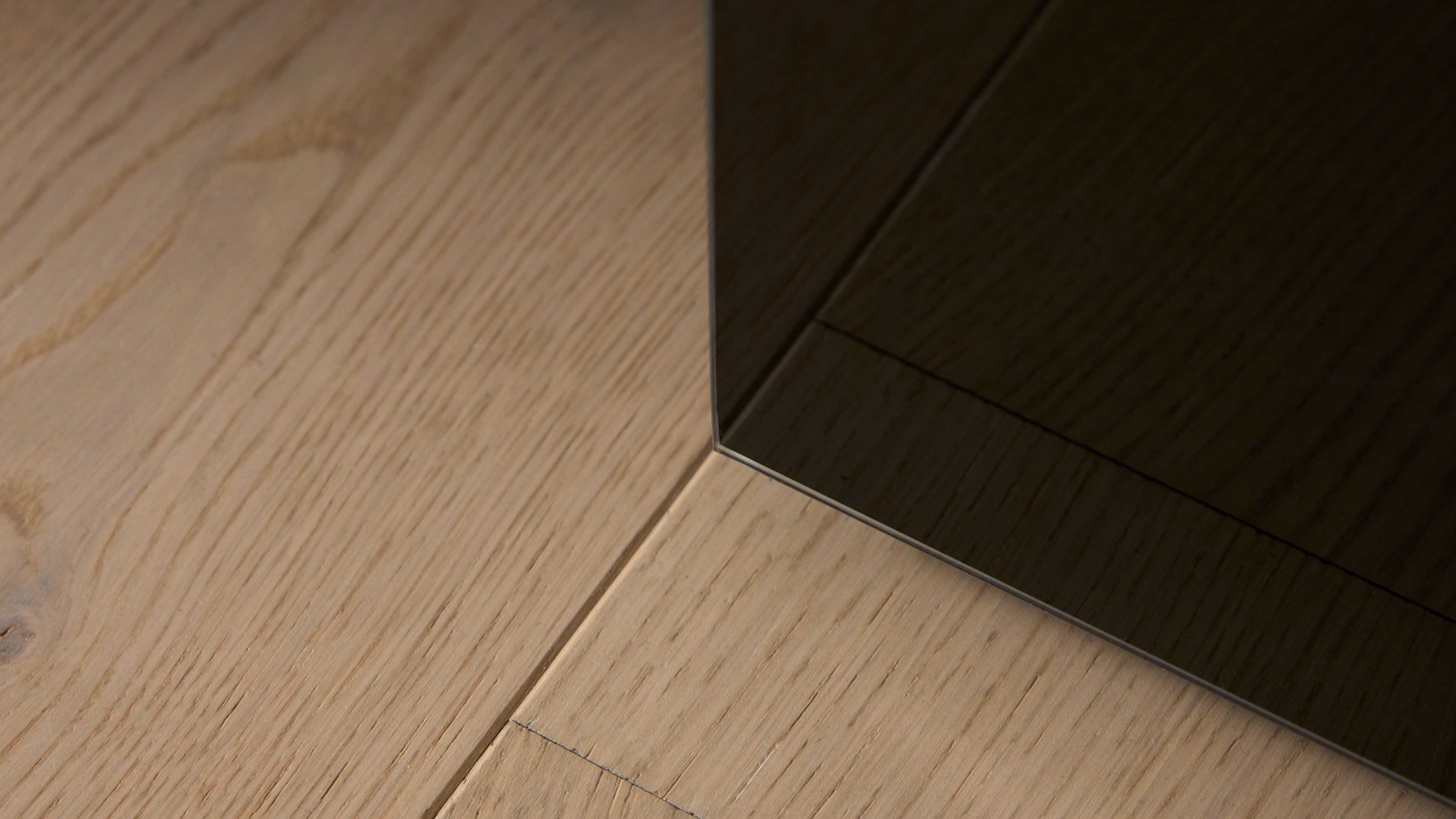 Kleiderschrank Interliving aus Holz in Schwarz Interliving Kleiderschrank Serie 1208 - Schwebetürenschrank 98436 Schwarzglas & Atlantic Eiche - zwei Türen, Breite ca. 298 cm