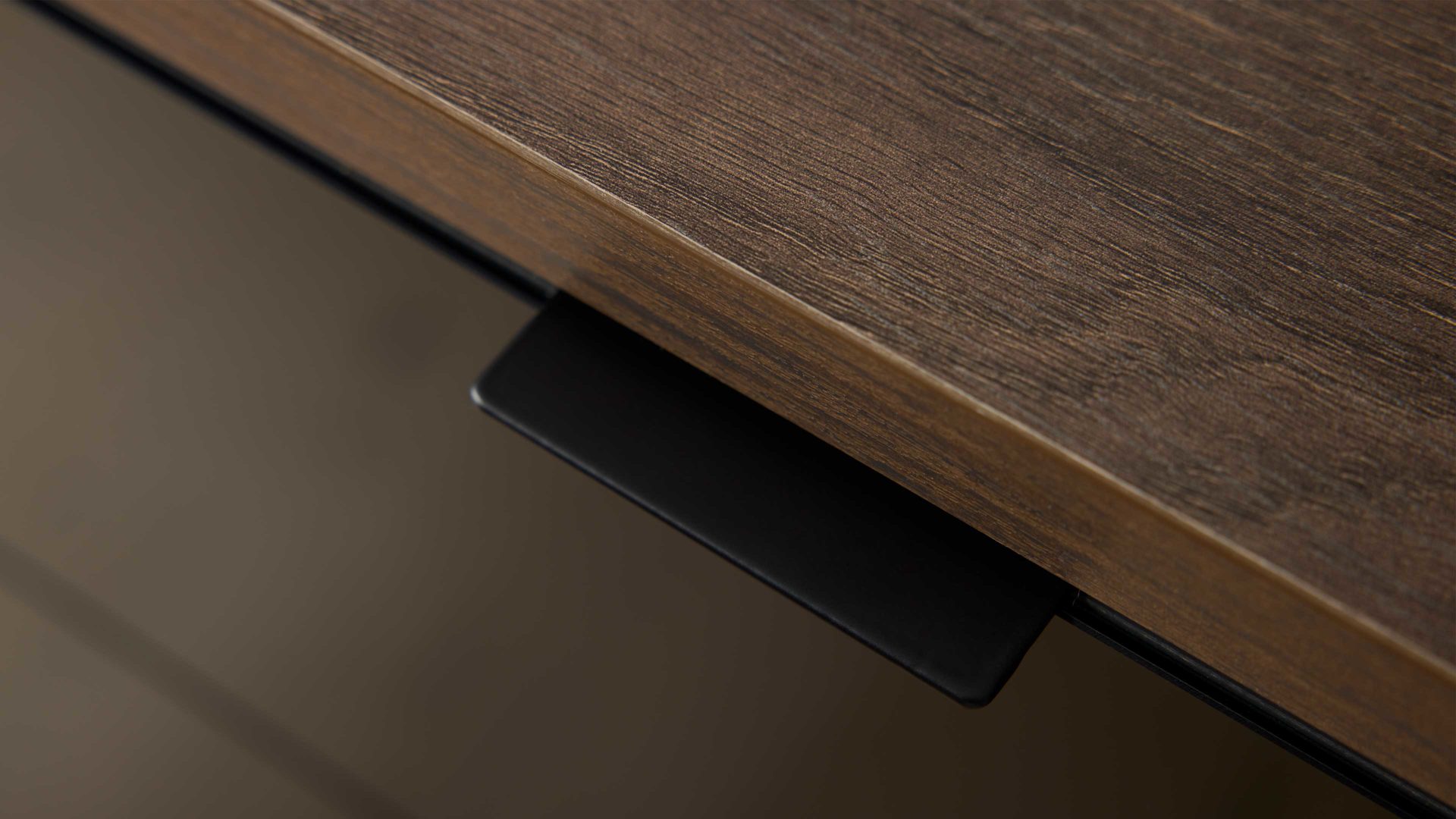 Schubladenkommode Interliving aus Holz in Schwarz Interliving Kleiderschrank Serie 1208 - Schubladenkommode Schwarzglas & Atlantic Eiche - vier Schubladen, Breite ca. 58 cm