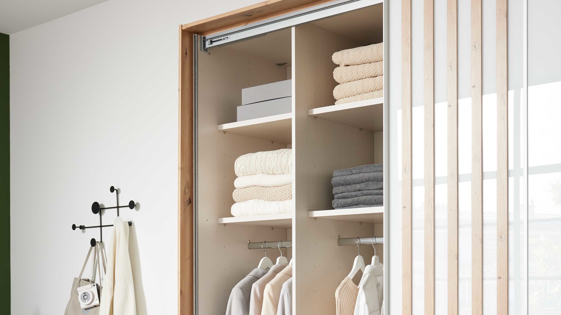 Kleiderschrank Interliving aus Holz in Weiß Interliving Kleiderschrank Serie 1208 - Schwebetürenschrank 86603 alpinweißes Glas & Artisan Eiche - zwei Türen, Breite ca. 298 cm