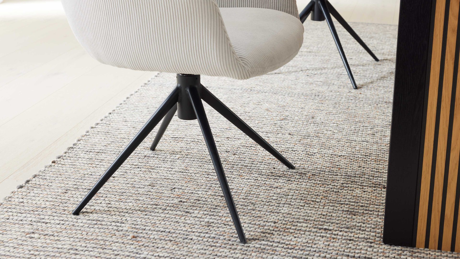 Vierfußstuhl Interliving aus Stoff in Weiß Interliving Esszimmer Serie 5605 – Armlehnstuhl mit Dreh- und Rückholfunktion cremeweißer Cord Rebel & schwarzes Eisen