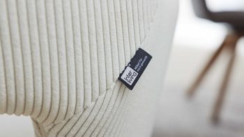 Vierfußstuhl Interliving aus Stoff in Weiß Interliving Esszimmer Serie 5605 – Armlehnstuhl mit Dreh- und Rückholfunktion cremeweißer Cord Rebel & schwarzes Eisen