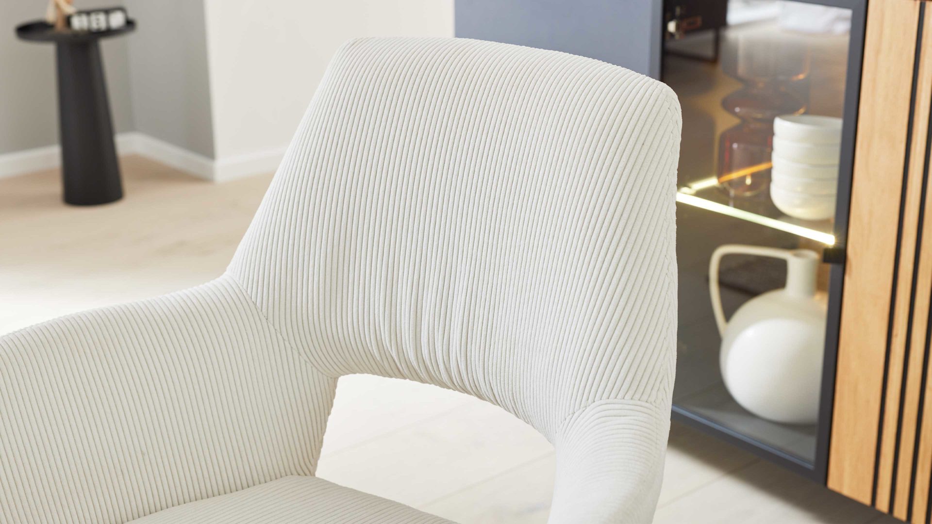 Vierfußstuhl Interliving aus Stoff in Weiß Interliving Esszimmer Serie 5605 – Armlehnstuhl 2272-47 cremeweißer Cord Rebel & Eiche