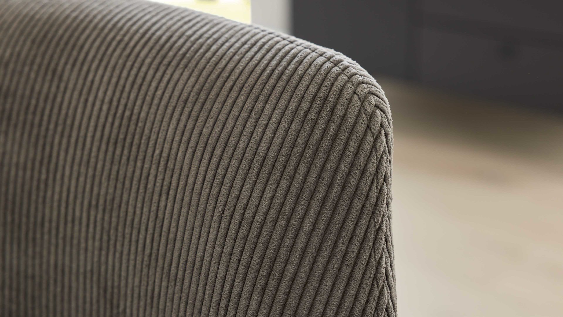 Vierfußstuhl Interliving aus Stoff in Hellgrau Interliving Esszimmer Serie 5605 – Armlehnstuhl 2282-47 mit Dreh- und Rückholfunktion muschelfarbener Cord Rebel & Eiche