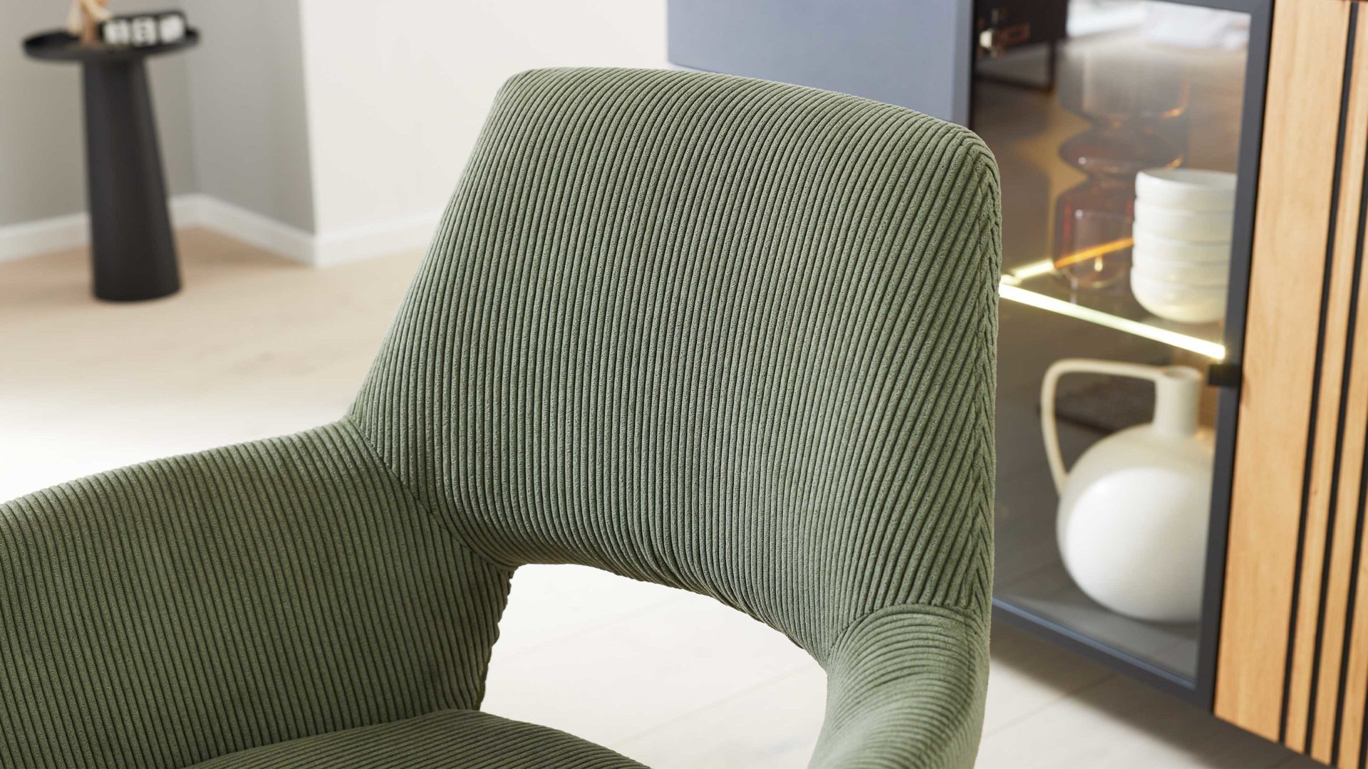 Vierfußstuhl Interliving aus Stoff in Dunkelgrün Interliving Esszimmer Serie 5605 – Armlehnstuhl 2272-47 waldgrüner Cord Rebel & Eiche