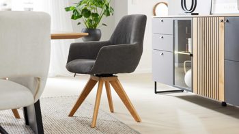 Vierfußstuhl Interliving aus Stoff in Dunkelgrau Interliving Esszimmer Serie 5605 – Armlehnstuhl 2282-47 mit Dreh- und Rückholfunktion anthrazitfarbener Cord Rebel & Eiche
