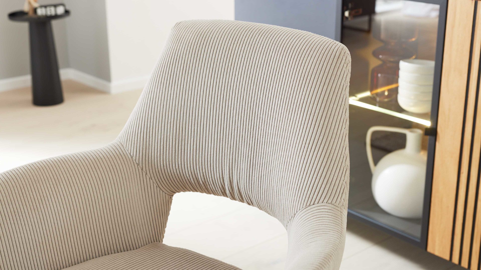 Vierfußstuhl Interliving aus Stoff in Beige Interliving Esszimmer Serie 5605 – Armlehnstuhl 2282-47 mit Dreh- und Rückholfunktion ecrufarbener Cord Rebel & Eiche