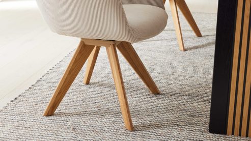 Vierfußstuhl Interliving aus Stoff in Beige Interliving Esszimmer Serie 5605 – Armlehnstuhl ecrufarbener Cord Rebel & Eiche