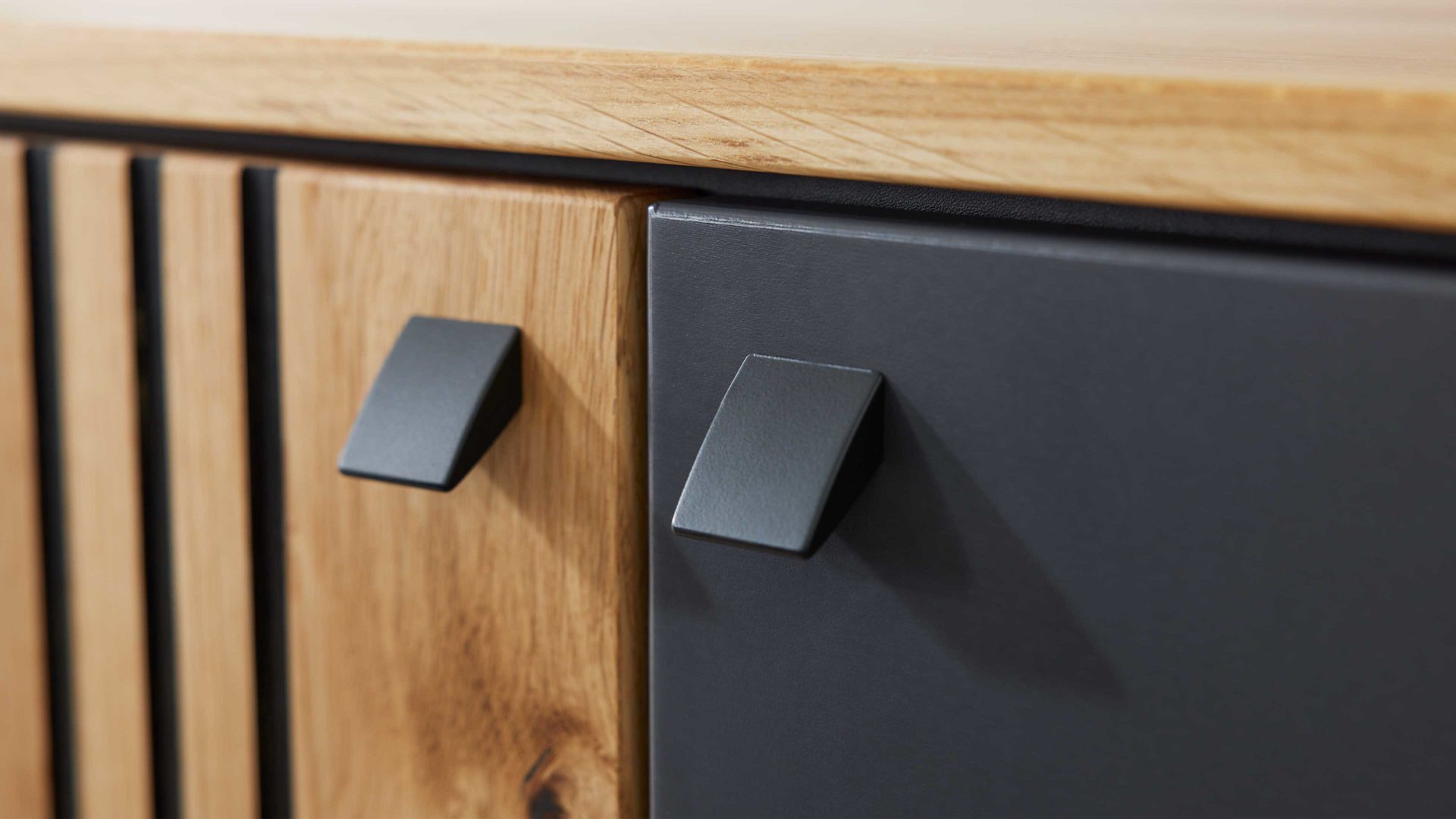 Sideboard Interliving aus Holz in Dunkelgrau Interliving Esszimmer Serie 5605 – Sideboard quarzgrauer Lack & Charakter-Eiche - drei Türen, drei Schubladen, Breite ca. 183 cm