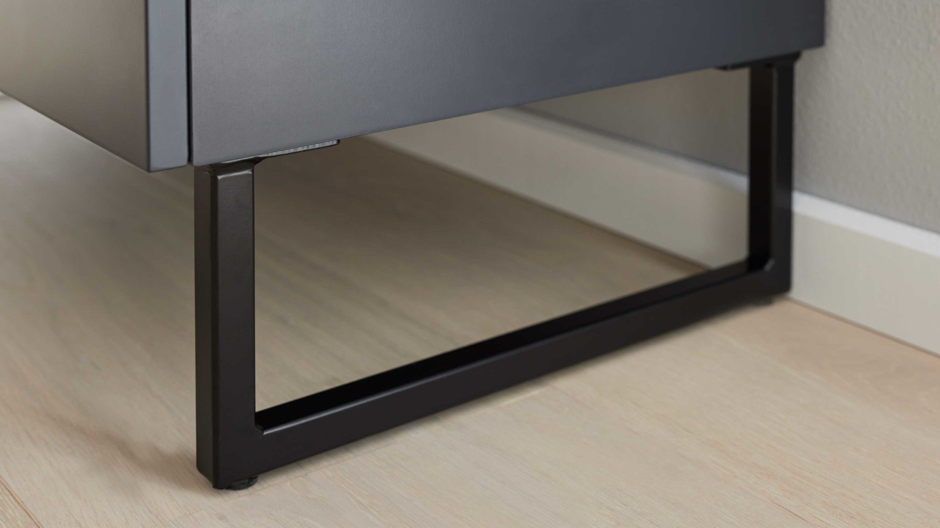 Highboard Interliving aus Holz in Dunkelgrau Interliving Esszimmer Serie 5605 – Highboard quarzgrauer Lack & Charakter-Eiche - fünf Türen, zwei Schubladen, Breite ca. 86 cm