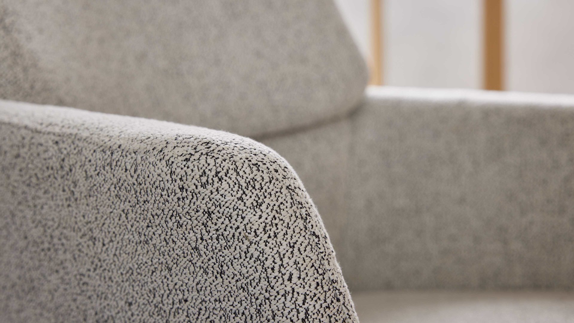 Polsterstuhl Interliving aus Stoff in Weiß Interliving Esszimmer Serie 5118 – Armlehnstuhl mit Drehfunktion champagnerfarbener Bouclé Elegant wish E07 & mattschwarzes Eisen