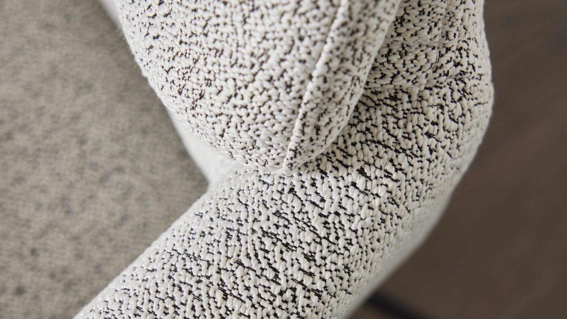 Polsterstuhl Interliving aus Stoff in Weiß Interliving Esszimmer Serie 5118 – Armlehnstuhl 2372 Move & Turn champagnerfarbener Bouclé Elegant wish E07 & mattschwarzes Eisen