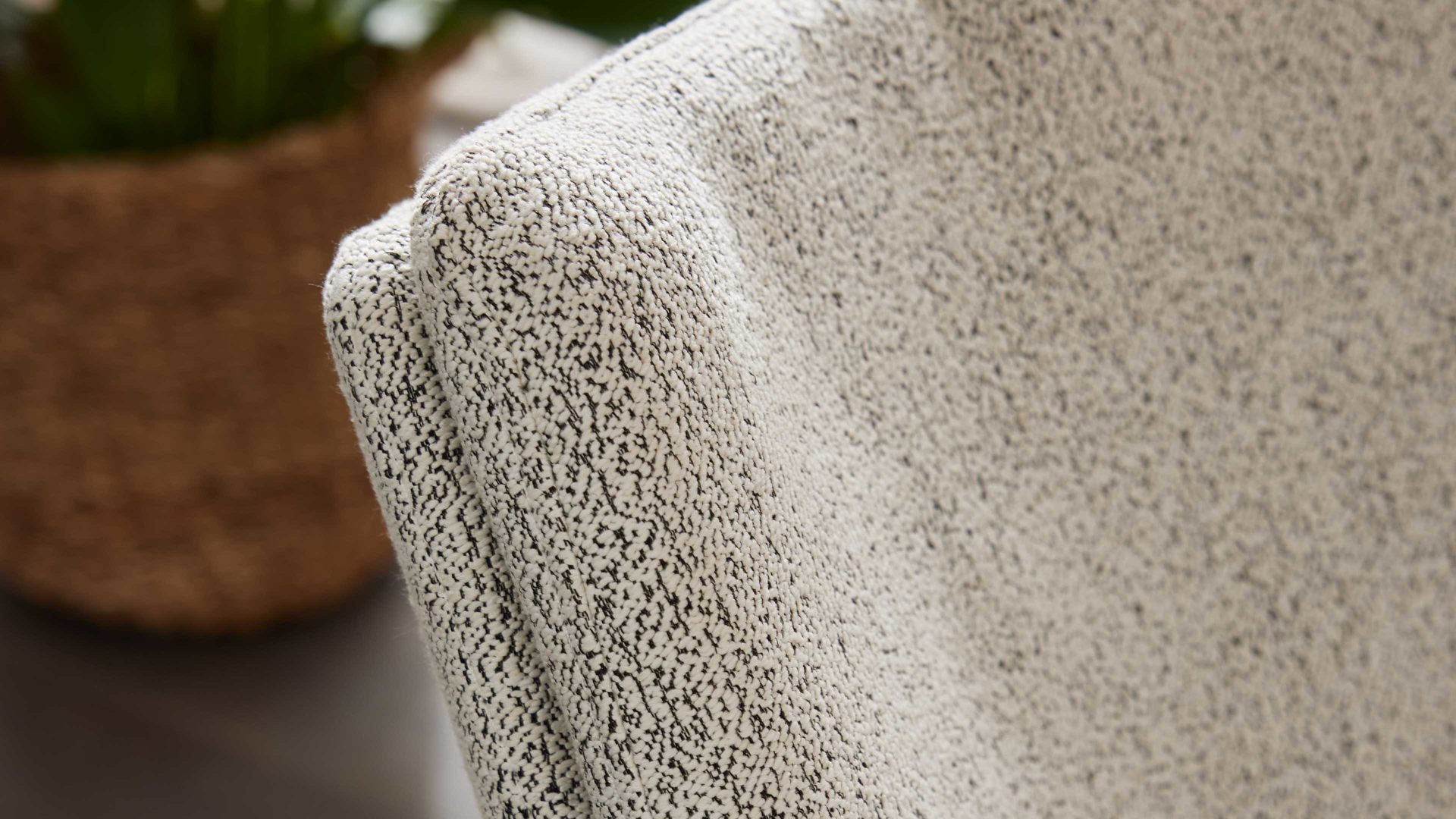 Polsterstuhl Interliving aus Stoff in Weiß Interliving Esszimmer Serie 5118 – Armlehnstuhl mit Move & Turn champagnerfarbener Bouclé Elegant wish E07 & mattschwarzes Eisen