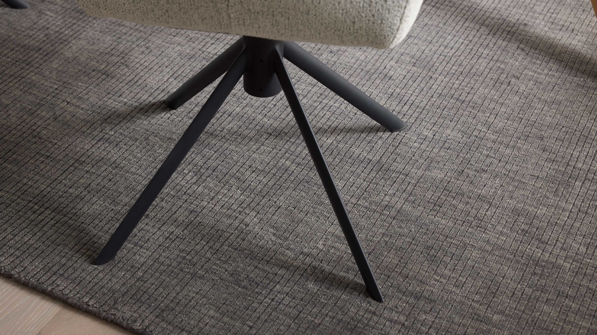 Polsterstuhl Interliving aus Stoff in Weiß Interliving Esszimmer Serie 5118 – Armlehnstuhl mit Drehfunktion champagnerfarbener Bouclé Elegant wish E07 & mattschwarzes Eisen