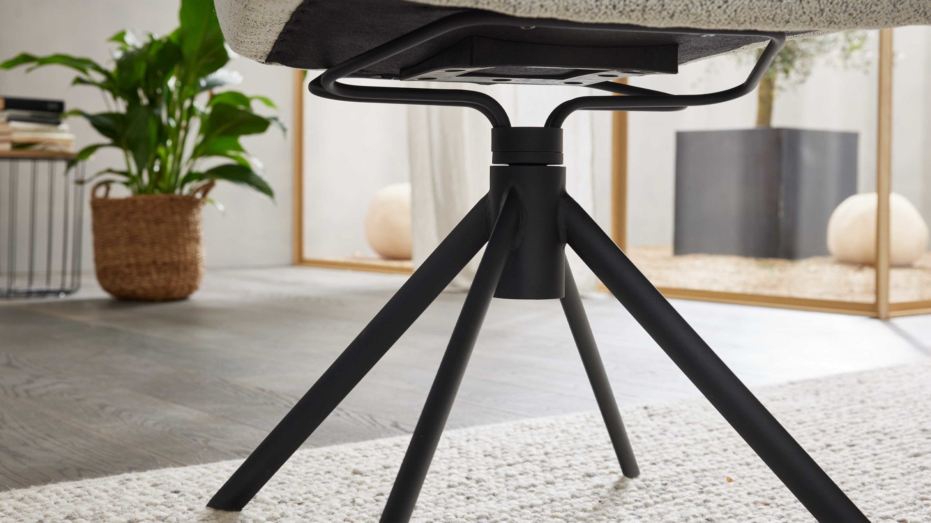 Polsterstuhl Interliving aus Stoff in Weiß Interliving Esszimmer Serie 5118 – Armlehnstuhl mit Move & Turn champagnerfarbener Bouclé Elegant wish E07 & mattschwarzes Eisen