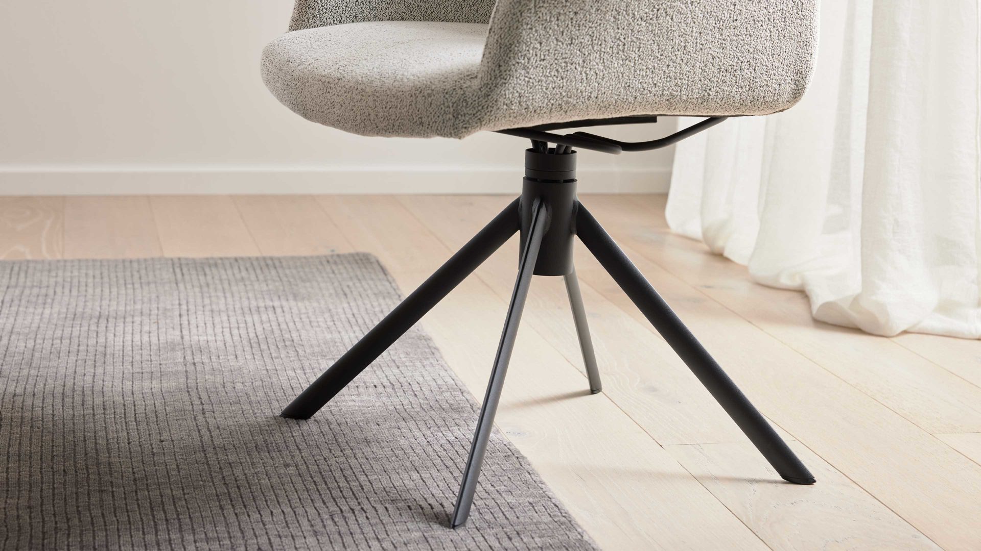 Polsterstuhl Interliving aus Stoff in Weiß Interliving Esszimmer Serie 5118 – Armlehnstuhl mit Move & Turn champagnerfarbener Bouclé Elegant wish E07 & mattschwarzes Eisen