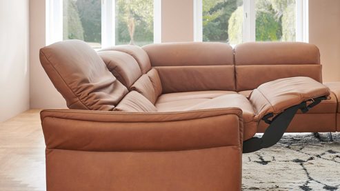 Ecksofa comfortmaster besser sitzen, liegen, leben aus Leder in Hellbraun Comfortmaster Spektra 1480 - Relax-Wohnlandschaft mit vielen Funktionen honigfarbenes LongLife-Leder Rustika LG 24 – Stellfläche ca. 237 x 255 cm