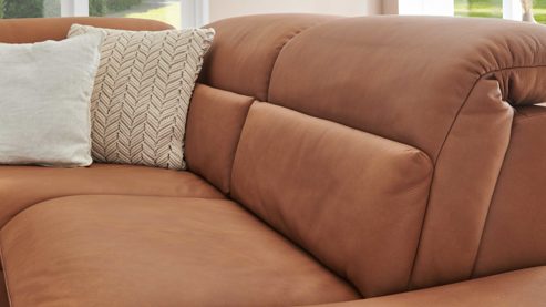 Ecksofa comfortmaster besser sitzen, liegen, leben aus Leder in Hellbraun Comfortmaster Spektra 1480 - Relax-Wohnlandschaft mit vielen Funktionen honigfarbenes LongLife-Leder Rustika LG 24 – Stellfläche ca. 237 x 255 cm