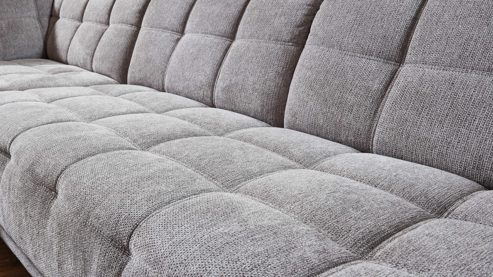 Ecksofa KAWOO aus Stoff in Hellgrau KAWOO Serie 8334 - Ecksofa platingraue Chenille GFS 49 & schwarze Holzfüße H61-250 - Stellfläche ca. 214 x 299 cm