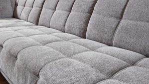 Ecksofa KAWOO aus Stoff in Hellgrau KAWOO Serie 8334 - Ecksofa platingraue Chenille GFS 49 & schwarze Holzfüße H61-250 - Stellfläche ca. 214 x 299 cm