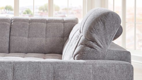 Ecksofa KAWOO aus Stoff in Hellgrau KAWOO Serie 8334 - Ecksofa platingraue Chenille GFS 49 & schwarze Holzfüße H61-250 - Stellfläche ca. 214 x 299 cm