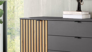 Kombikommode PARTNERRING COLLECTION aus Holz in Schwarz PARTNERRING COLLECTION Schlafzimmerprogramm Manhattan - Kombikommode Graphit & Eiche Bianco - eine Tür, fünf Schubladen, Breite ca. 120 cm