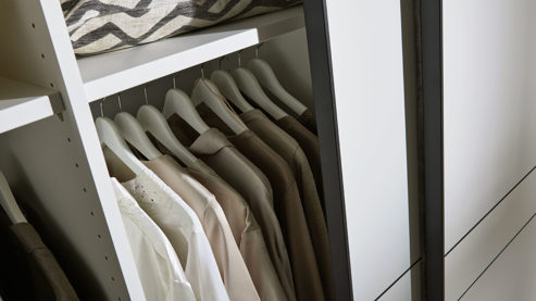 Kleiderschrank Interliving aus Holz in Weiß Interliving Kleiderschrank Serie 1207 – Schwebetürenschrank weißer Mattlack – zwei Türen, Breite ca. 212 cm