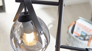 Stehleuchte Interliving aus Glas in Grau Interliving Leuchten Serie 9332 - Stehleuchte Rauchglas & Mattschwarz – Höhe ca. 143 cm