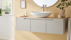 Waschtisch-Set / Waschbecken-Set Interliving aus Holz in Hellgrau Interliving Bad Serie 7969 - Badmöbel-Set Basis sandfarbenes Lacklaminat & Eiche Como - Länge ca. 138 cm