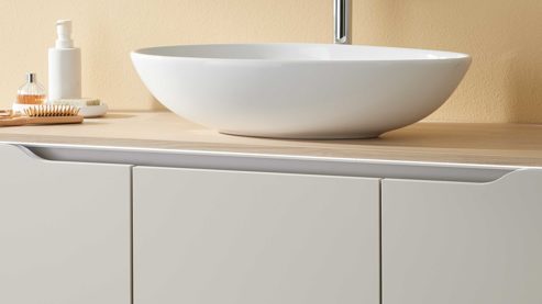 Waschtisch-Set / Waschbecken-Set Interliving aus Holz in Hellgrau Interliving Bad Serie 3720 - Badmöbel-Set Basis sandfarbenes Lacklaminat & Eiche Como - Länge ca. 138 cm