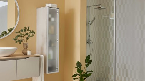 Midischrank Interliving aus Holz in Hellgrau Interliving Bad Serie 7969 - Midischrank sandfarbenes Lacklaminat & Milchglas - eine Tür