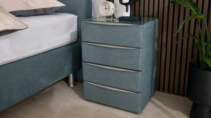 Nachtkommode Interliving aus Holz in Blau Interliving Boxspringbett Serie 1402 – Nachtkommode 49 stahlfarbene Mikrofaser Nele  – vier Schubladen